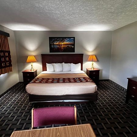 Sky Lodge Inn & Suites - דלבן מראה חיצוני תמונה