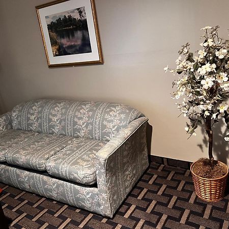 Sky Lodge Inn & Suites - דלבן מראה חיצוני תמונה