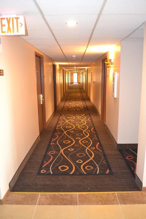 Sky Lodge Inn & Suites - דלבן מראה חיצוני תמונה