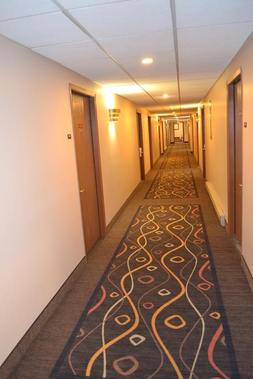 Sky Lodge Inn & Suites - דלבן מראה חיצוני תמונה