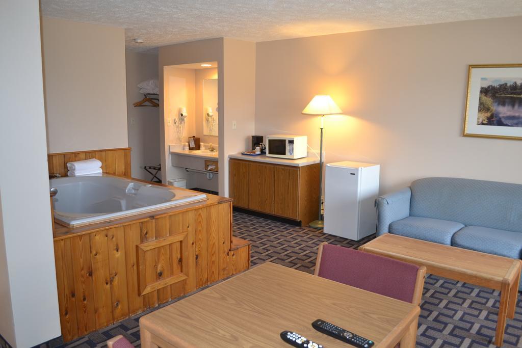 Sky Lodge Inn & Suites - דלבן מראה חיצוני תמונה