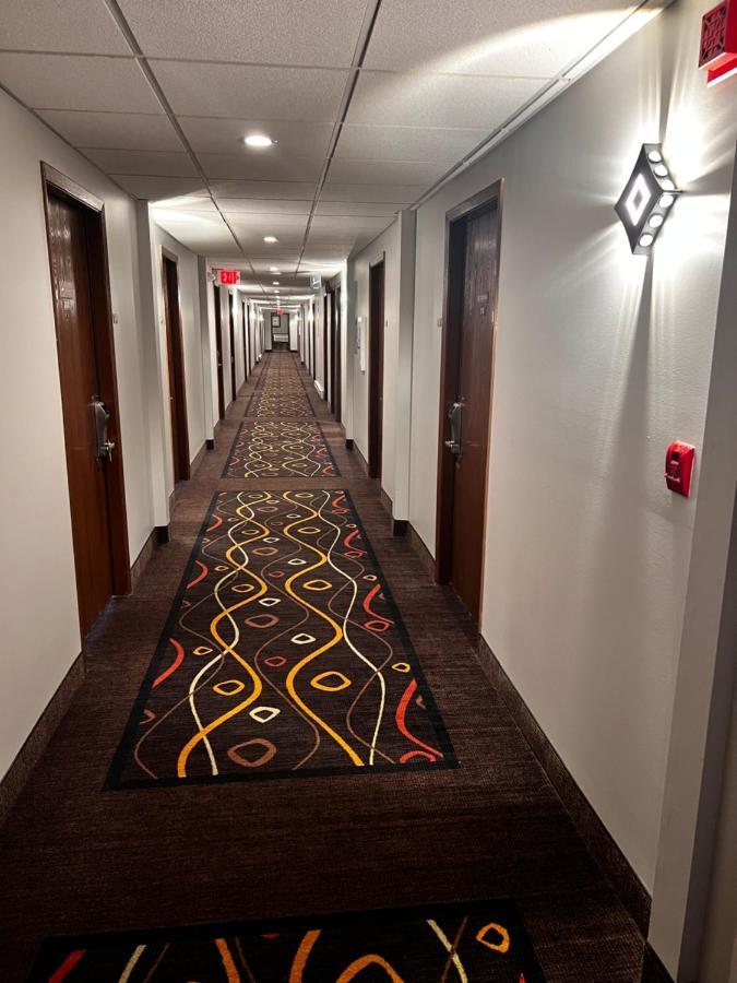 Sky Lodge Inn & Suites - דלבן מראה חיצוני תמונה