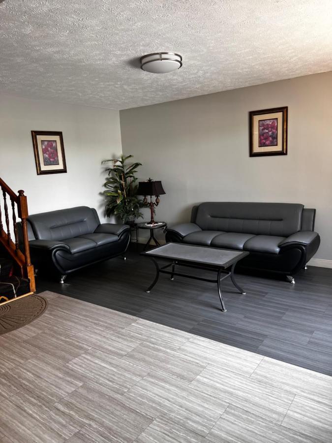 Sky Lodge Inn & Suites - דלבן מראה חיצוני תמונה