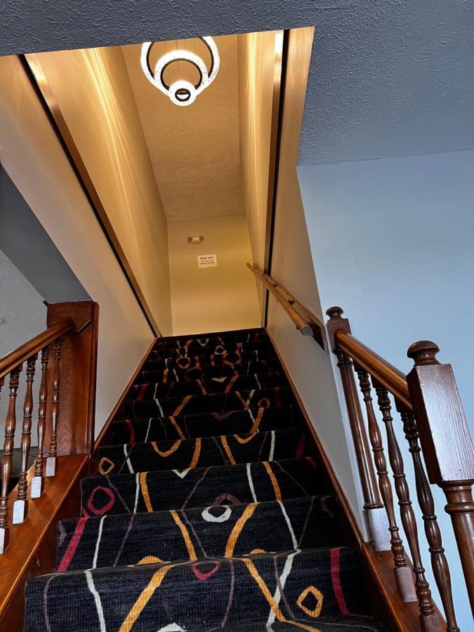 Sky Lodge Inn & Suites - דלבן מראה חיצוני תמונה