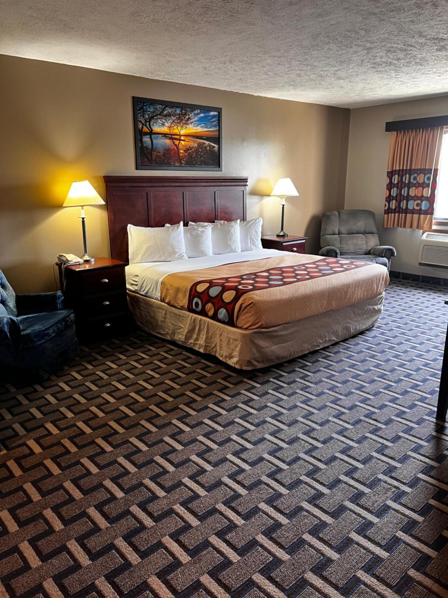 Sky Lodge Inn & Suites - דלבן מראה חיצוני תמונה