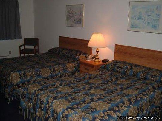 Sky Lodge Inn & Suites - דלבן חדר תמונה