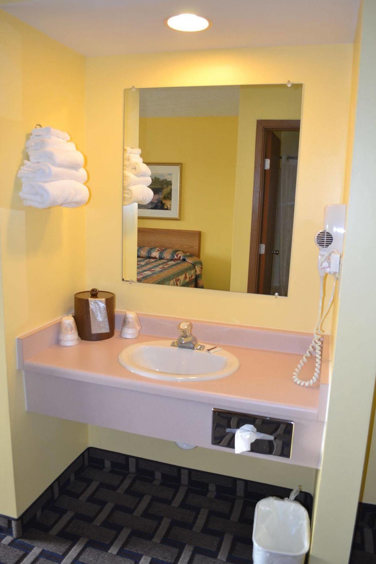 Sky Lodge Inn & Suites - דלבן מראה חיצוני תמונה