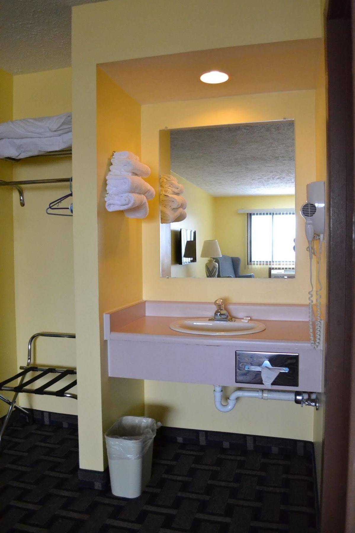 Sky Lodge Inn & Suites - דלבן מראה חיצוני תמונה