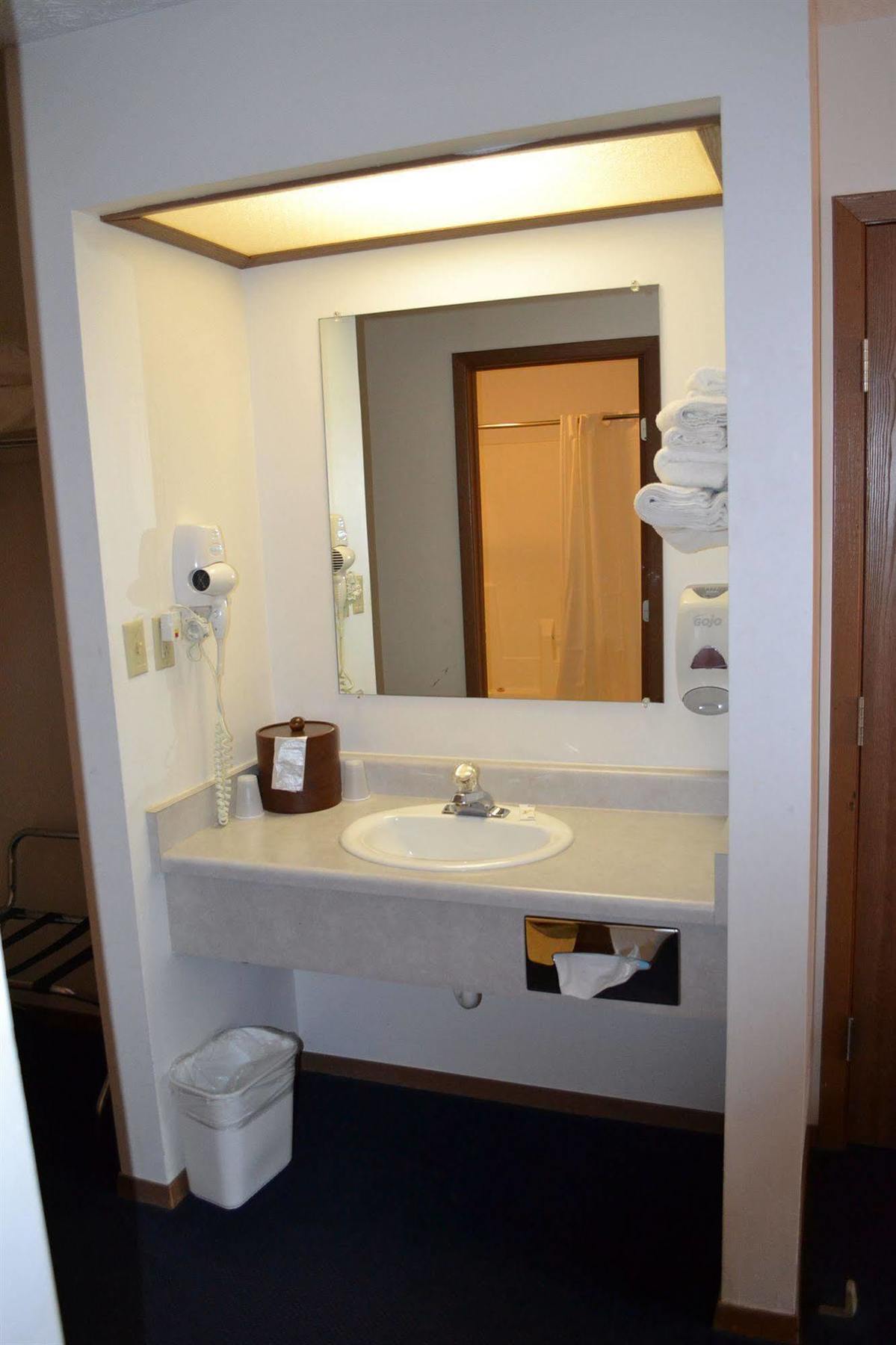 Sky Lodge Inn & Suites - דלבן מראה חיצוני תמונה
