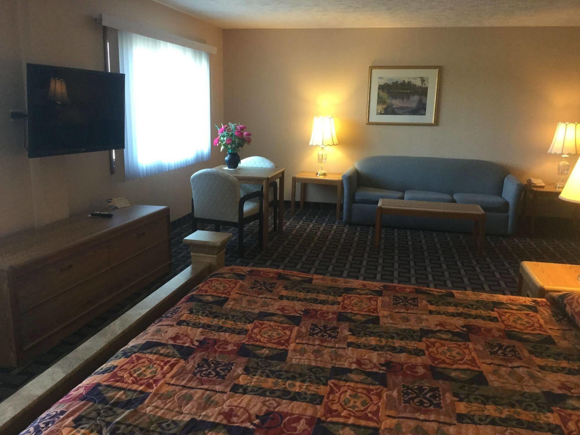 Sky Lodge Inn & Suites - דלבן מראה חיצוני תמונה