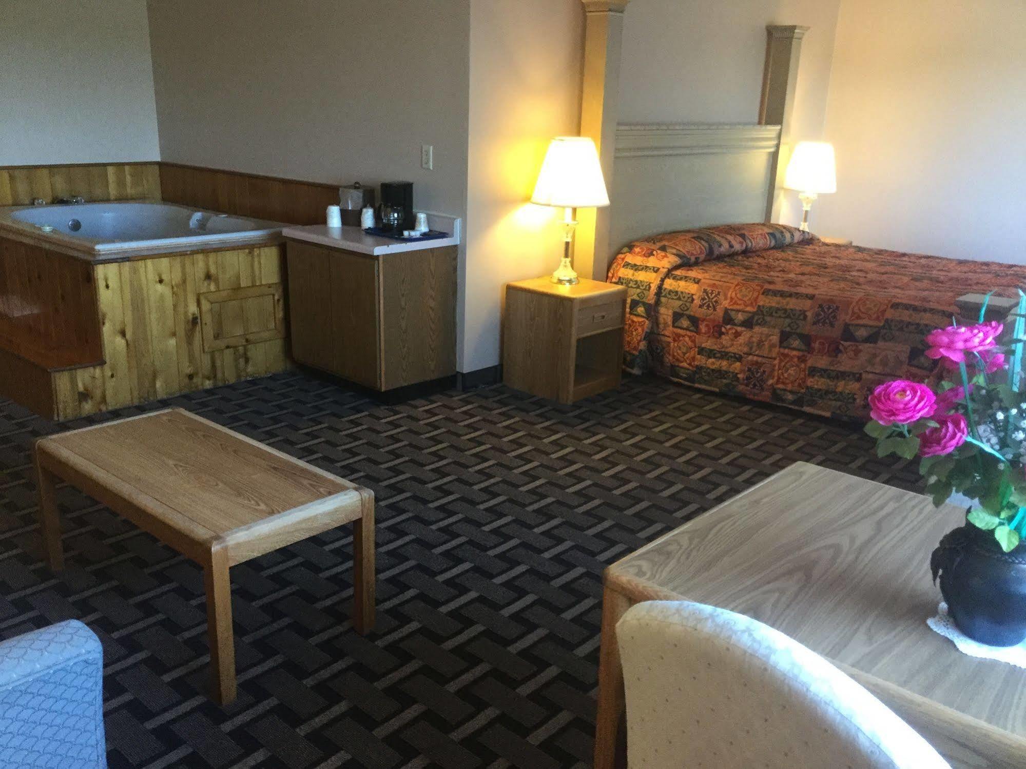 Sky Lodge Inn & Suites - דלבן מראה חיצוני תמונה