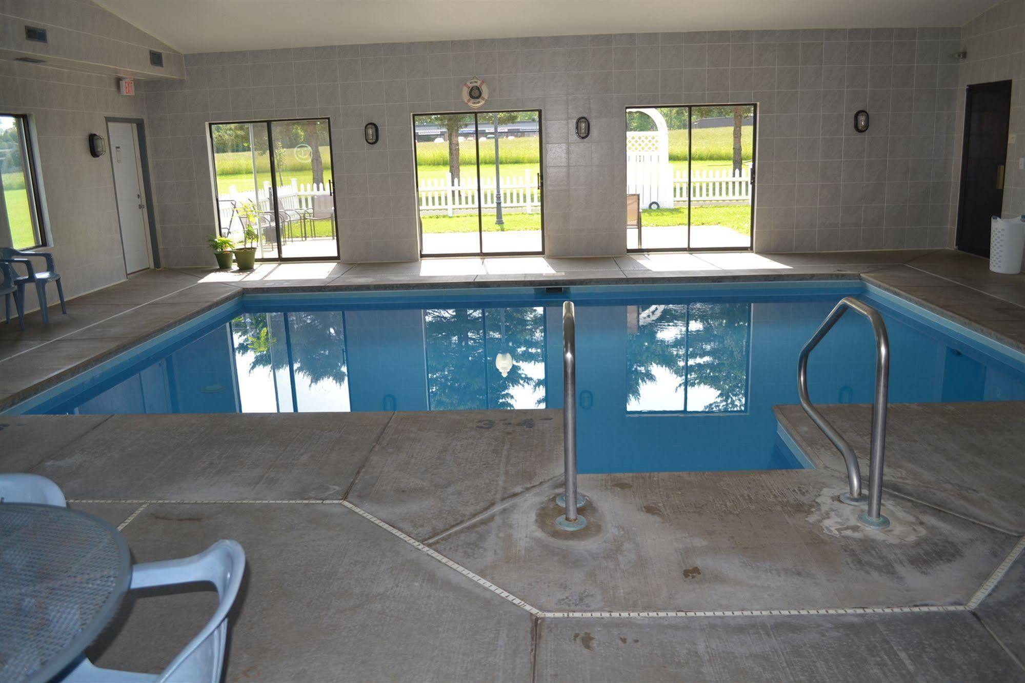 Sky Lodge Inn & Suites - דלבן מראה חיצוני תמונה